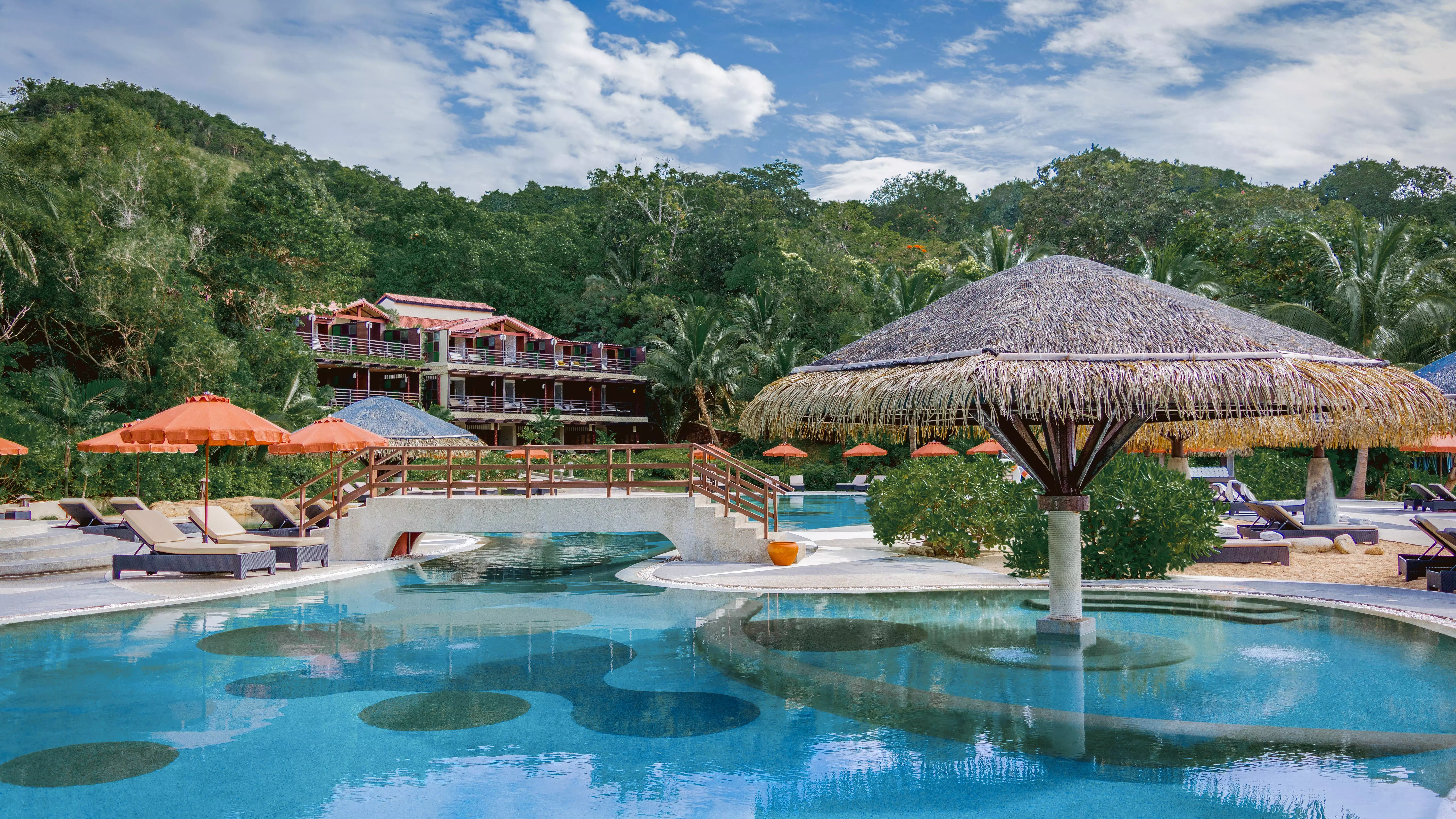 Garrya Tongsai Bay - Outdoor pool by the beach